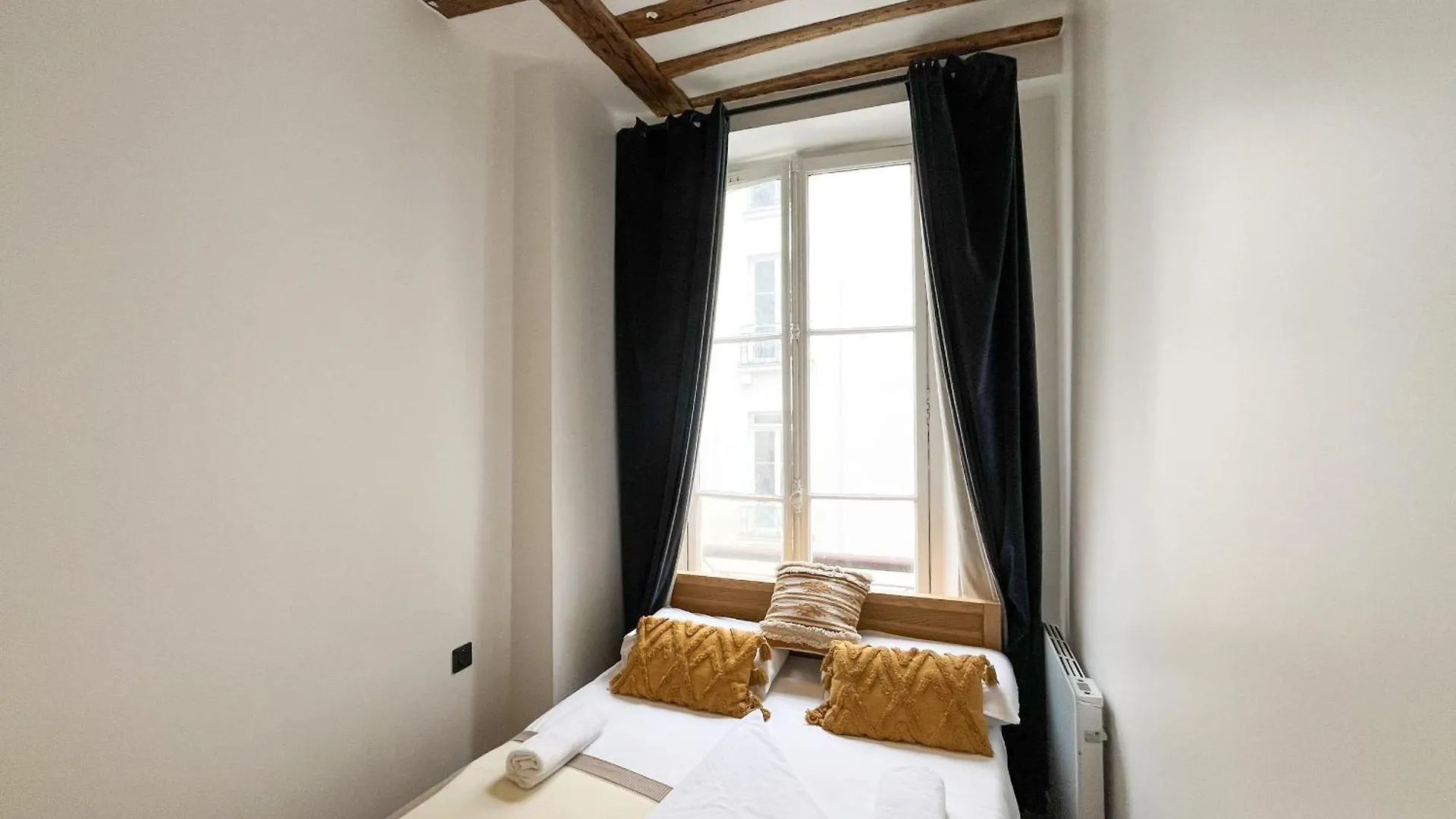 Urban Flat 108 - Classic Parisian 4 Bdr Flat Paris